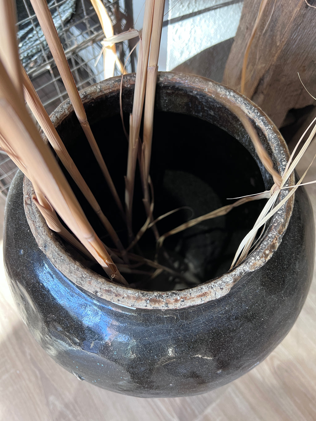 Große Tonvase mit schwarzerbrauner Glasur