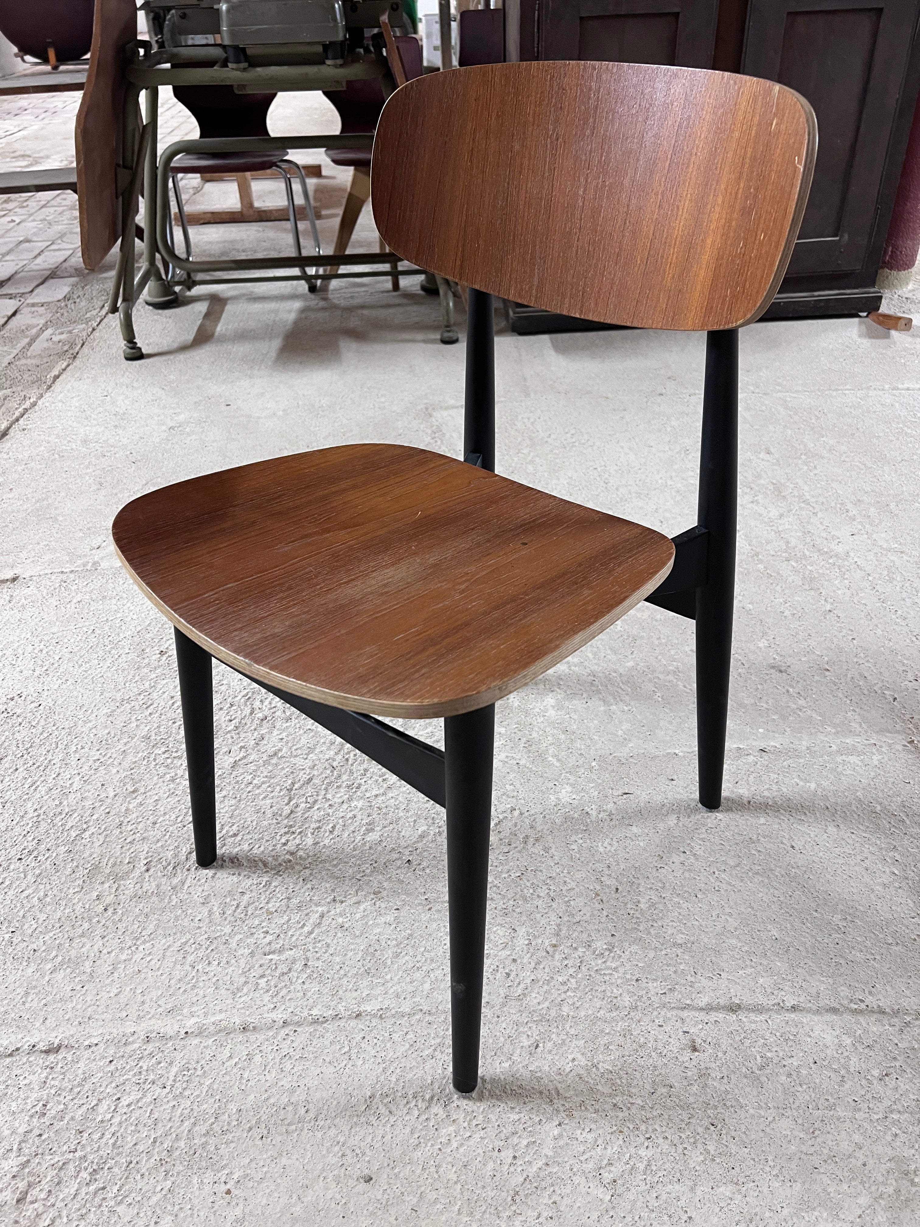 Stuhl mit Teakholzfurnier