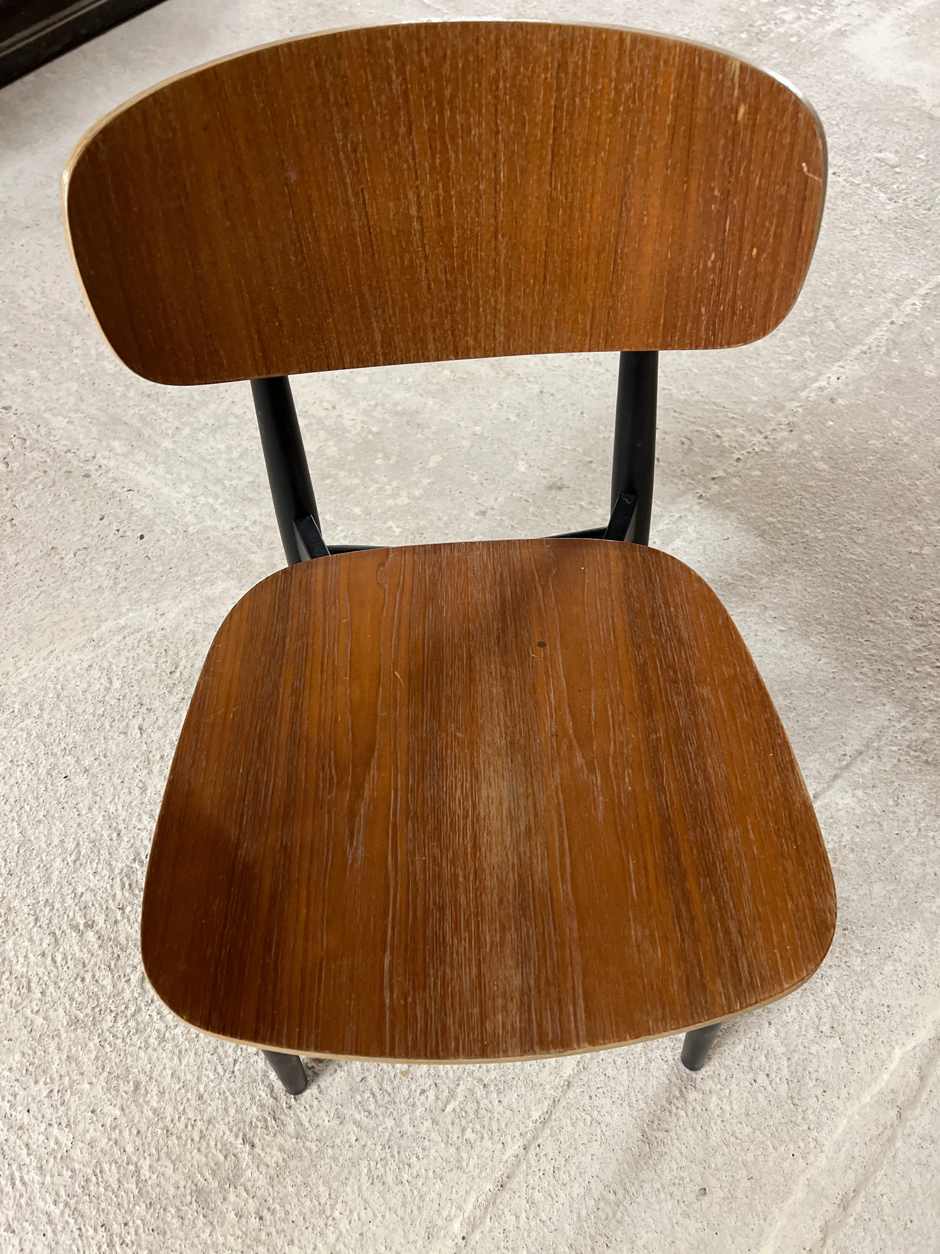 Stuhl mit Teakholzfurnier