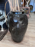 Große Tonvase mit schwarzerbrauner Glasur