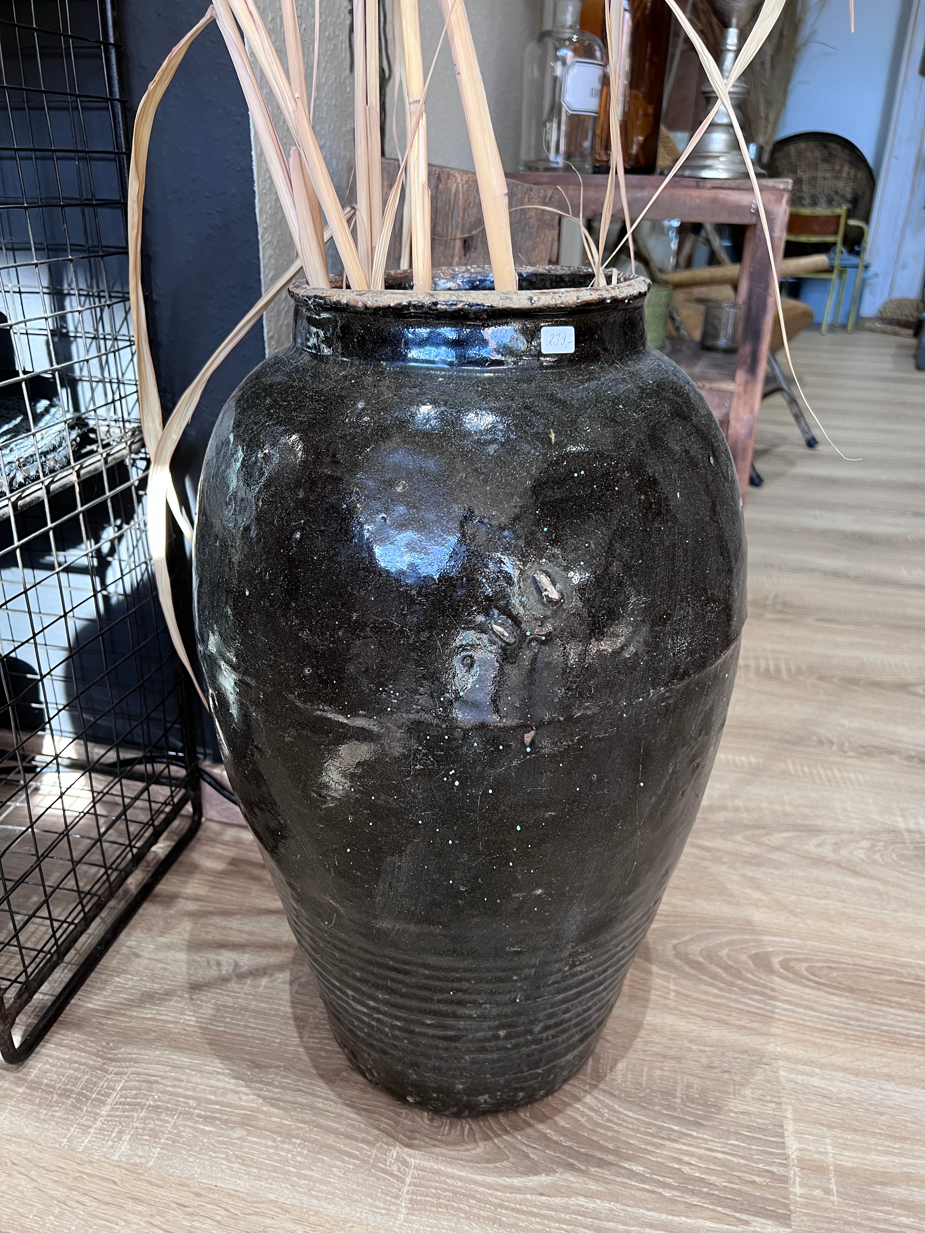 Große Tonvase mit schwarzerbrauner Glasur