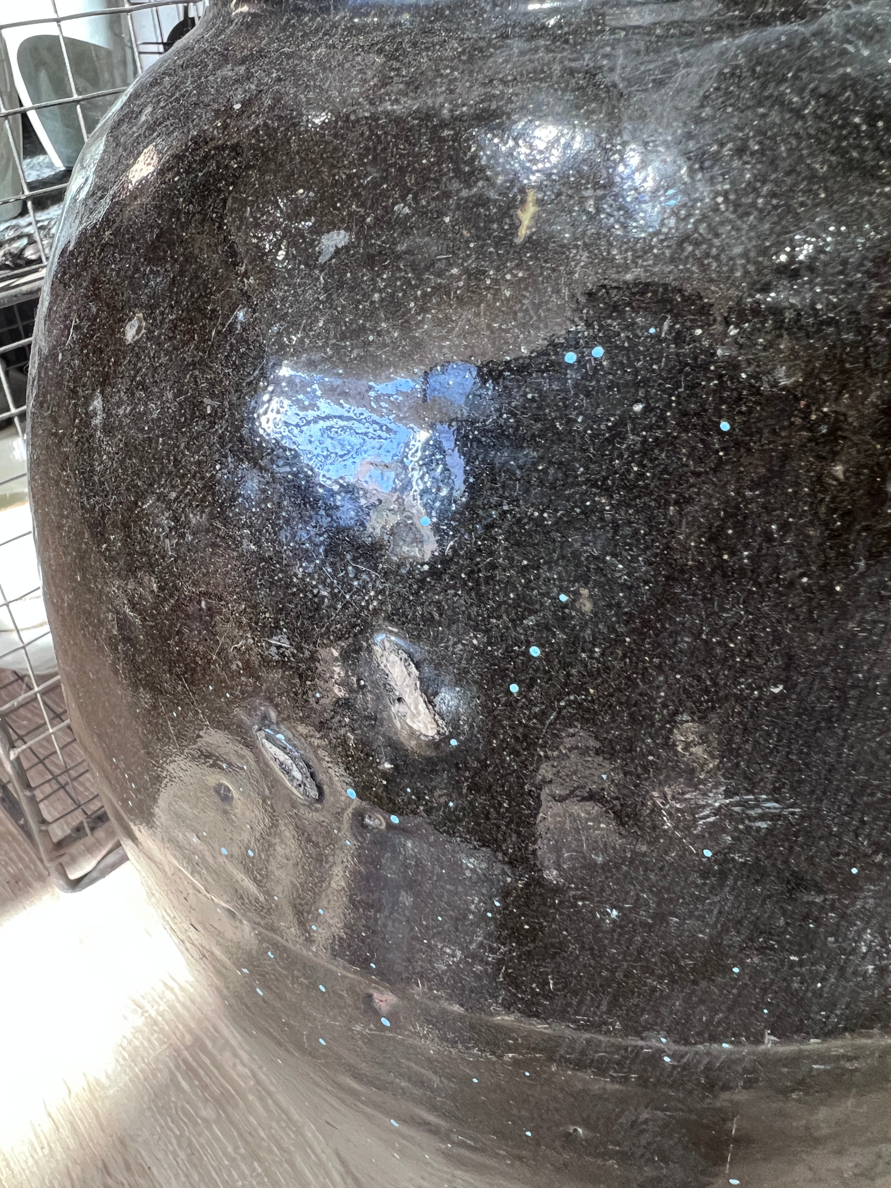 Große Tonvase mit schwarzerbrauner Glasur