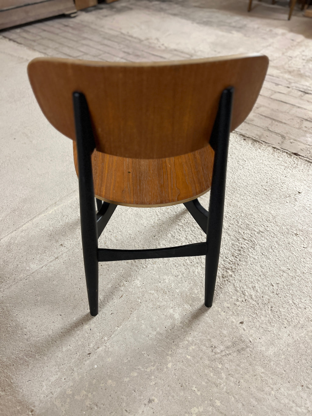 Stuhl mit Teakholzfurnier