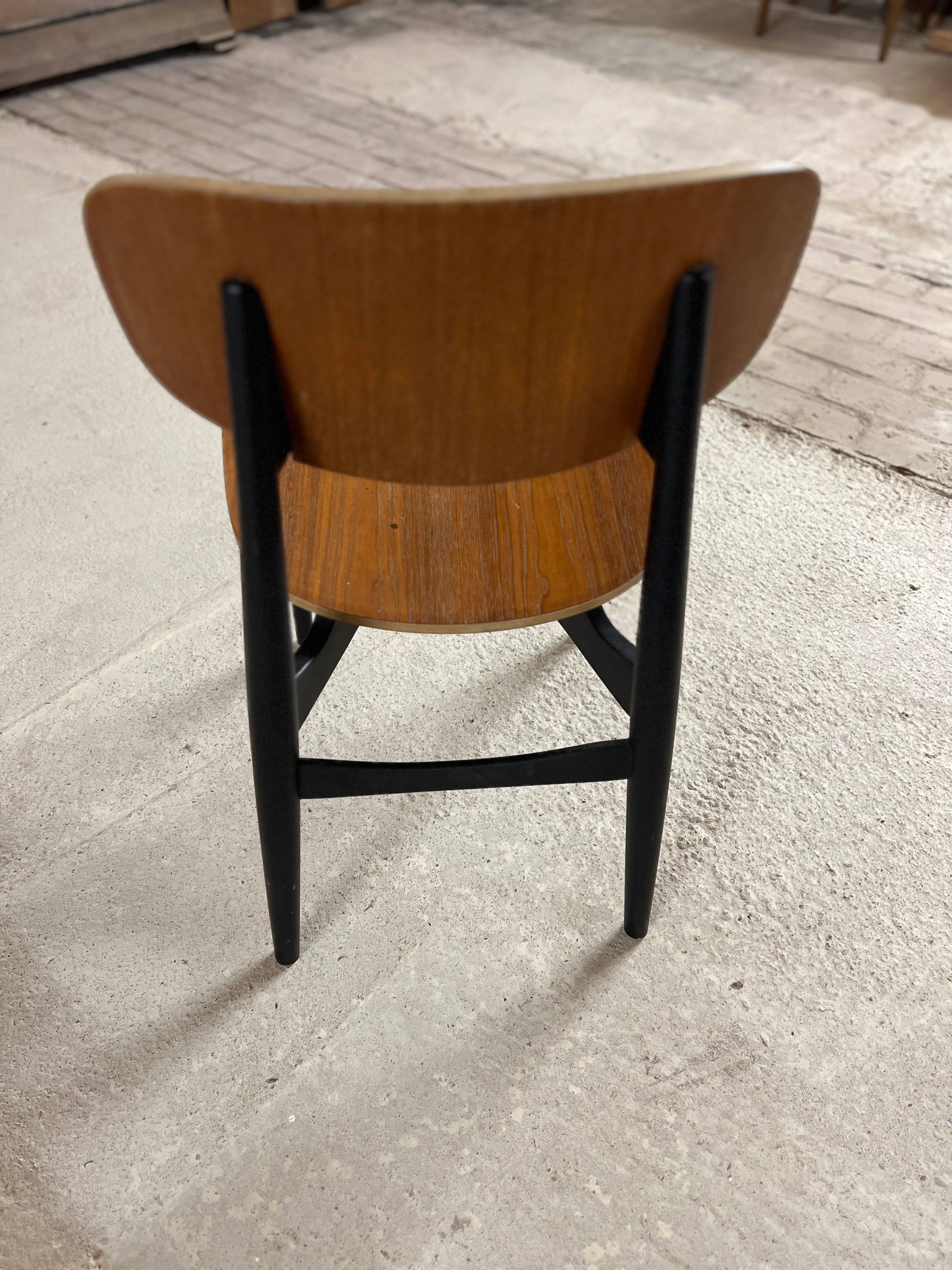 Stuhl mit Teakholzfurnier