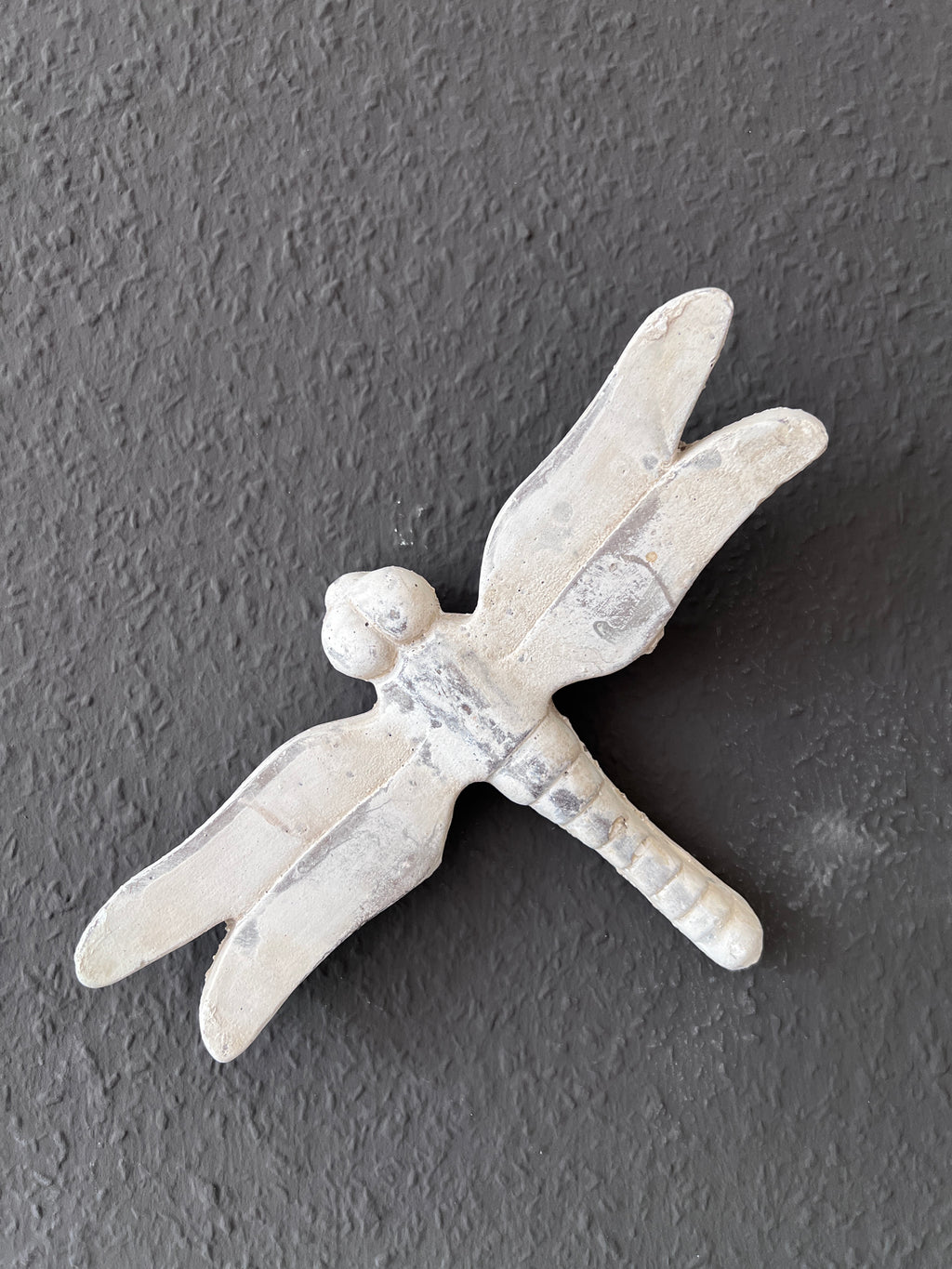 Libelle aus Beton
