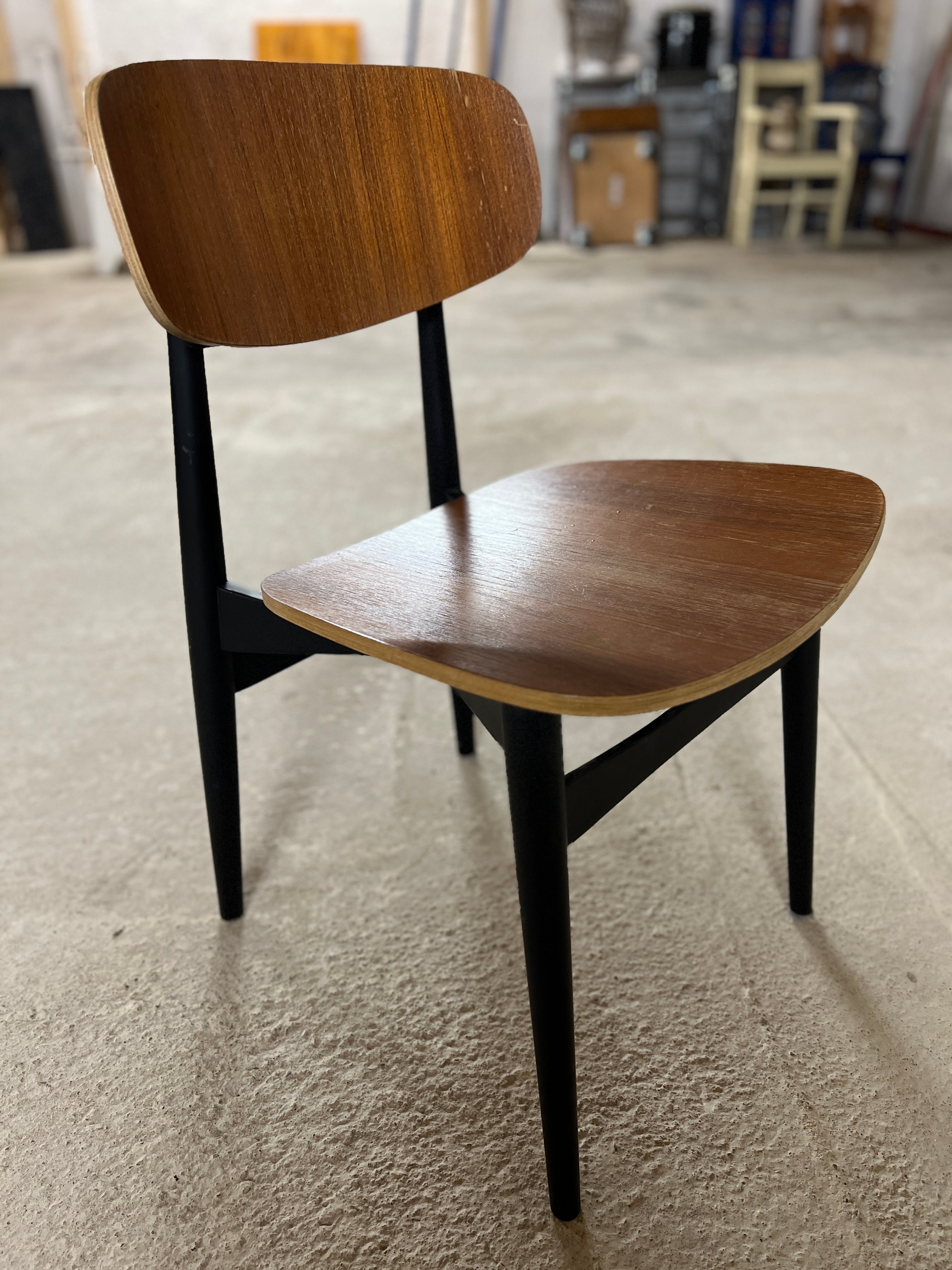 Stuhl mit Teakholzfurnier